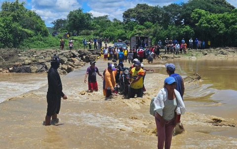 Los comuneros de la comuna Salanguillo, en Coloche, arriesgan sus vidas al cruzar el afluente que creció más de lo normal.