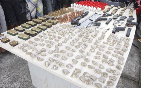 En los allanamientos se encontraron armas y droga.