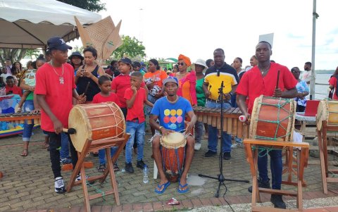 Esta danza es acompañada por un grupo de cantores que dan las pautas del baile al son de la mezcla de los instrumentos.