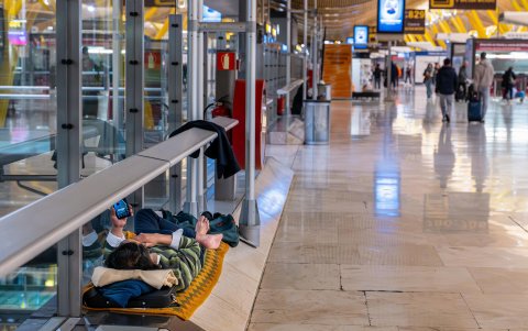 Alrededor de medio millar de personas sin techo, en situación de vulnerabilidad, de todas las edades, algunos con trabajos precarios y otros sin papeles, duermen en el Adolfo Suárez Madrid-Barajas.