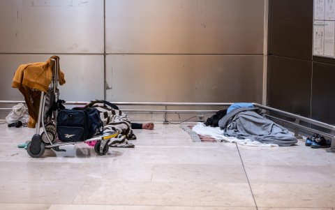 Una persona duerme en el aeropuerto Adolfo Suárez Madrid-Barajas.