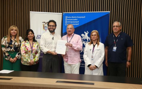 El ministro Edgar Lama firmó el convenio con el presidente de Solca, José Jouvin.