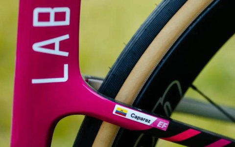 La nueva bicicleta de Carapaz está personalizada con la bandera de Ecuador.