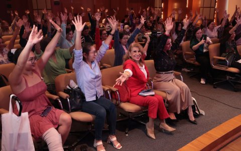 Daniela Santibáñez hizo un ejercicio didáctico con el público asistente.