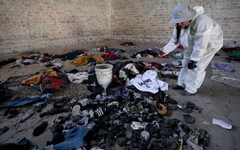 Una mujer registra ropa y zapatos encontrados en el Rancho Izaguirre en la comunidad La Estanzuela donde el colectivo 'Guerreros Buscadores' localizó tres crematorios humanos.