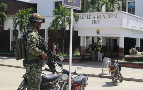 Tibú (Colombia). Un soldado vigila frente a la Alcaldía local.
