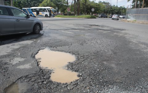 Los ciudadanos denuncian tener una sinfín de problemas  a la hora de intentar esquivar los baches en las vías internas de La Joya, Villa del Rey y Villa Club.