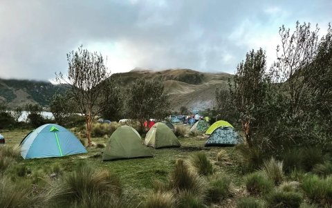 Los viajeros se reúnen a recibir charlas y avistar el cielo.