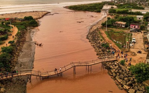 Así luce uno de los puentes peatonales en Libertador Bolívar en donde sus habitantes lo han apuntalado.