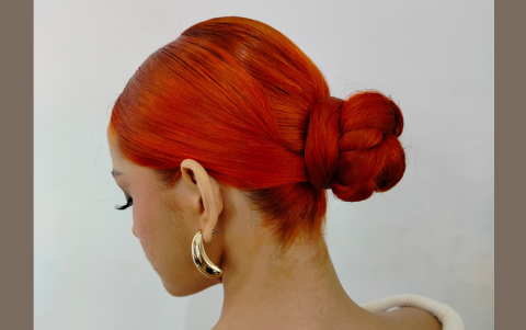 Coleta baja con trenza envolvente, ideal para resistir la humedad con estilo.