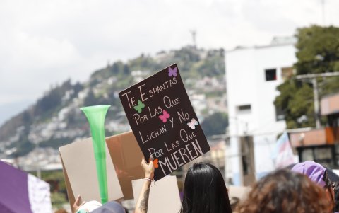 Con carteles, las asistentes a la marcha por el 8M rechazaban la violencia contra la mujer.