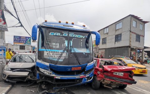 Colisión múltiple de cuatro vehículos involucrados (un bus y tres livianos) en Carapungo