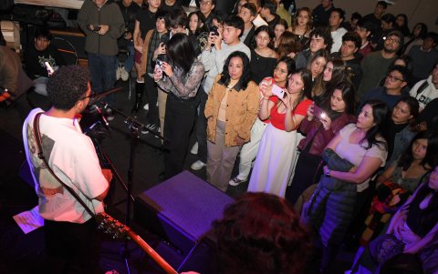 Paul Rivet. En La Comarca tiene shows diarios y ofrece cocteles, platos a la carta y otros.