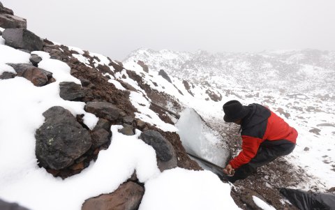 Cada bloque de hielo pesa aproximadamente unas 60 libras.