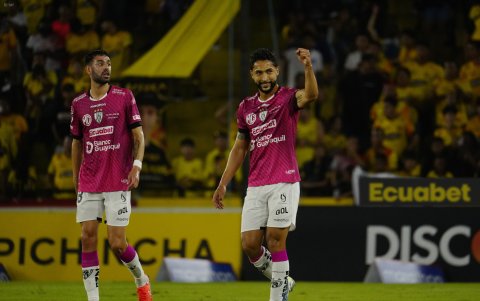 El delantero colombiano Jeison Medina (d) es la figura de los rayados.