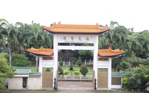 En la parte posterior del arco de ingreso al templo, sobre los portones dorados, están impregnadas las palabras “Tierra sagrada bajo el cielo”.