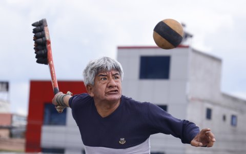 La coordinación y fuerza para golpear el balón son claves en la práctica de esta disciplina.