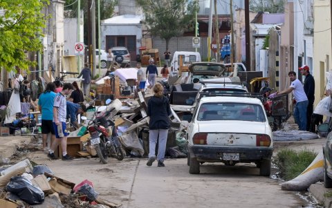El 8 de marzo, decenas de personas caminaban entre los escombros ocasionados por la inundación.