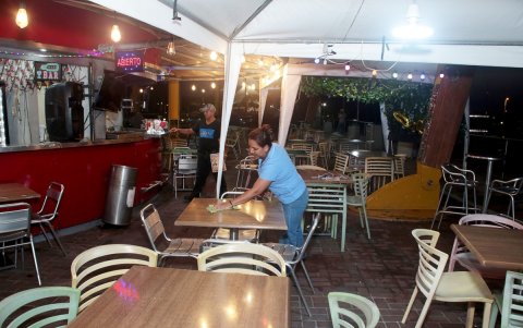 Quienes laboran en los locales de comidas lamentan las bajas ventas.