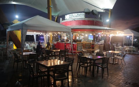 Los negocios abiertos al público en el Malecón del Salado tienen pocos visitantes, otros están completamente olvidados y cerrados.