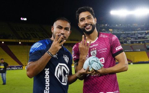 Junior Sornoza le entregó un balón simbólico a Jeison Medina.