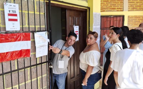 Personas llegan a ejercer su voto durante las elecciones primarias en la Universidad Nacional Autónoma de Honduras este 9 de marzo de 2025, El Progreso Yoro (Honduras).