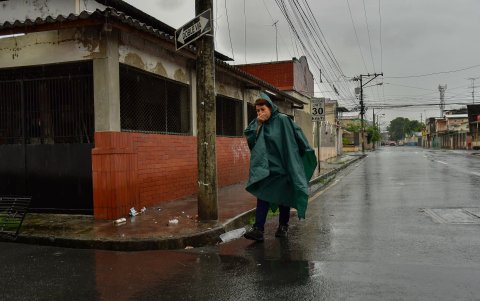 Ciudadanos apuntan que el hedor viene de los drenajes.
