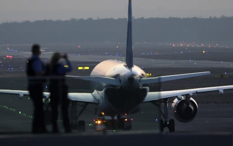 Un avión en la pista en vísperas de una huelga planeada, en el aeropuerto de Frankfurt en Frankfurt am Main, Alemania, el 9 de marzo de 2025.