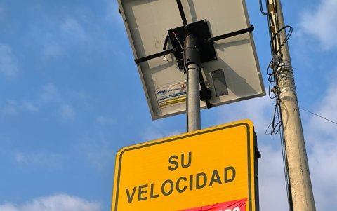 Así permanecen ahora los radares de Durán. Nuevamente se les colocó los sellos que confirman que no están operativos.