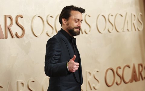 Keiran Culkin en la alfombra roja del Óscar.