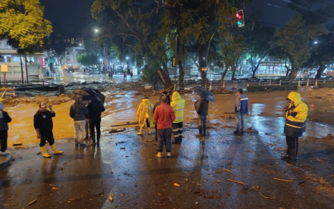 Las intensas lluvias de este lunes 10 de marzo de 2025 provocaron el colapso de varias calles en Loja.