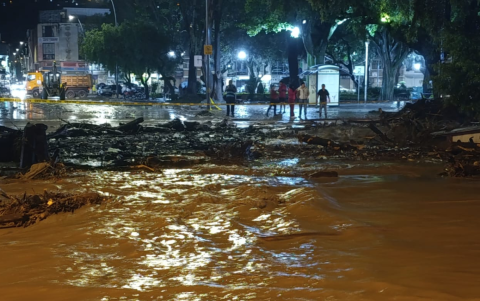 El impacto de las lluvias en Loja este lunes 10 de marzo de 2025 dejó calles inundadas y gravemente dañadas.
