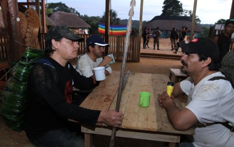 Fernando Villavicencio y Kléver Jiménez, políticos perseguidos por el régimen de Rafael Correa, se refugiaron en Sarayaku, Pastaza.