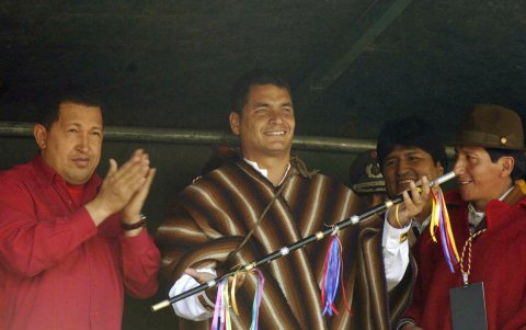 El entonces presidente Rafael Correa, codo a codo, con dirigentes indígenas y el presidente de Venezuela, Hugo Chávez (+), al poco tiempo de asumir el cargo.