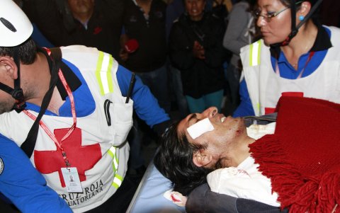 Yaku Pérez Guartambel siendo atendido por la Cruz Roja, tras haber sido agredido por un policía en una marcha contra las enmiendas constitucionales que impulsó el correísmo. Incluían la reelección indefinida.