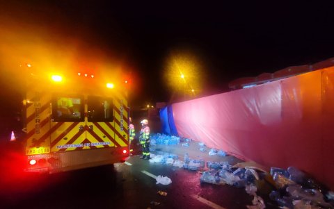 El tráiler transportaba botellas, cuando se volcó sobre la autopista Rumiñahui.