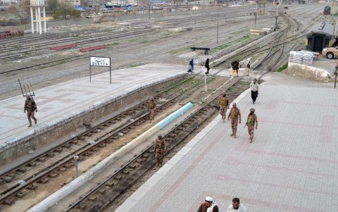 Militares paquistaníes patrullan la estación de tren de Quetta después de que se intensificaran las medidas de seguridad tras ataque militante a un tren de pasajeros
