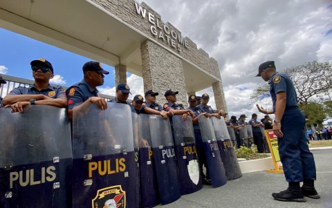 Policías antidisturbios a las puertas de una base aérea militar donde supuestamente estaba detenido el expresidente Rodrigo Duterte en Manila, Filipinas, este 11 de marzo de 2025.