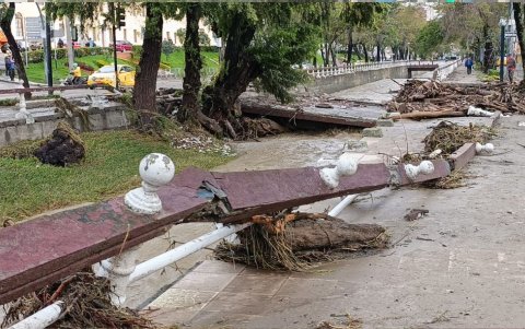 Las lluvias en Loja provocaron el colapso del puente.