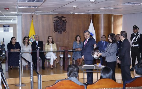 El presidente de la Corte Constitucional, Alí Lozada, realizó el sorteo en un evento público y en presencia del Pleno y un notario de Quito.