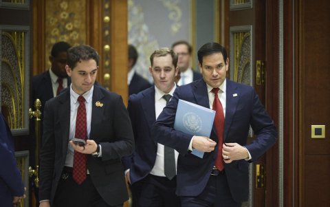 El Secretario de Estado de Estados Unidos, Marco Rubio (derecha), llegando a una reunión con funcionarios ucranianos en Yeddah, Arabia Saudita, el 11 de marzo de 2025.