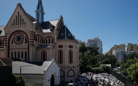 Vista general este lunes, 10 de marzo, de la Parroquia católica Nuestra Señora de Caacupé donde decenas de personas acopian y clasifican donaciones.