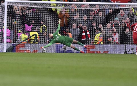 Gianluigi Donnarumma atajó dos penales y dio la clasificación de PSG a cuartos de final de Champions League