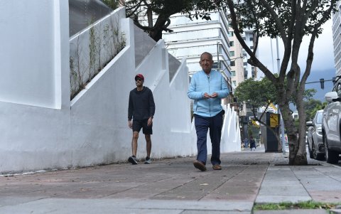 En el Colegio Benalcázar se levantó un muro a inicios de año. Antes había un vallado metálico que permitía ver el interior.