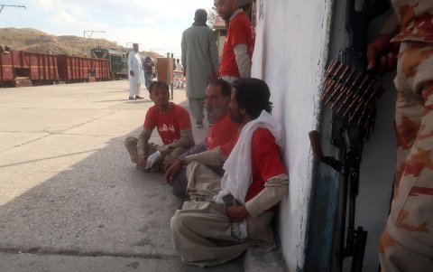 Varios elementos de los equipos de rescate de la organización Edhi están listos para participar en una operación de rescate