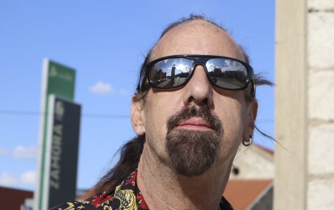 El estadounidense Jason Lee Beckwith, luego de comprar el pueblo en España piensa en hacer grandes proyectos.