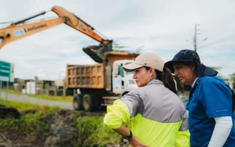 Los trabajos que hace la maquinaria de la Prefectura del Guayas, para reforzar los muros, para mitigar los efectos de las fuertes lluvias.