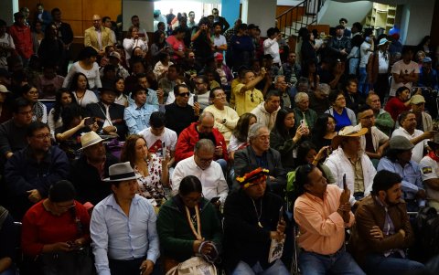 Representantes de diversas organizaciones sociales presentes en la asamblea.