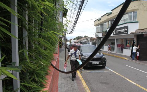 Las personas deben esquivar los 'tallarines' que cuelgan en las aceras.