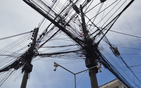 Los postes están cargados, lo que ocasiona contaminación visual.
